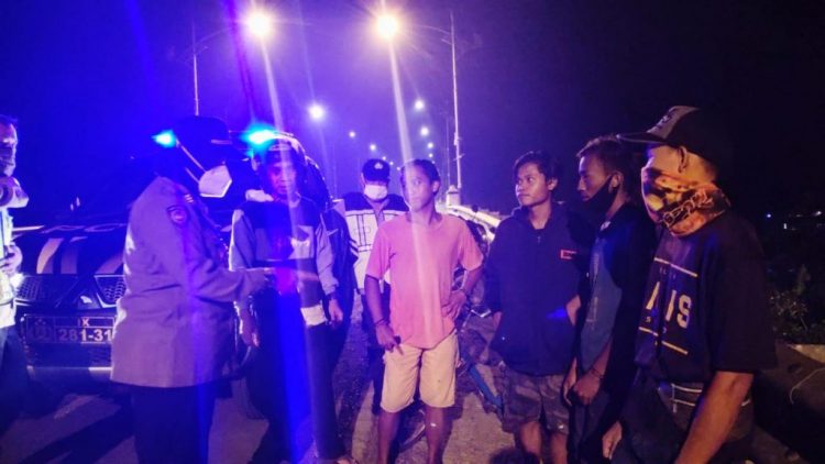 Tanpa Masker di Tengah Pandemi, Kapolsek Kalibagor Banyumas Berikan Edukasi