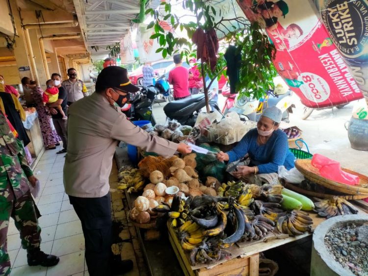 Tetap Konsisten Tekan Penyebaran Covid-19, Polsek Jepara Kota Polres Jepara Terus Lakukan Upaya Dengan Membagikan Masker