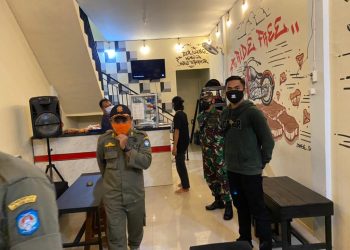 Tim Gabungan TNI-Polri dan Satpol PP Lakukan Operasi PPKM Di Warkop Dan Café Di Kubu Raya