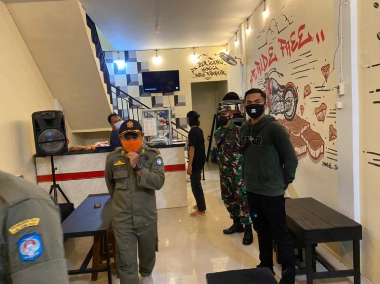 Tim Gabungan TNI-Polri dan Satpol PP Lakukan Operasi PPKM Di Warkop Dan Café Di Kubu Raya