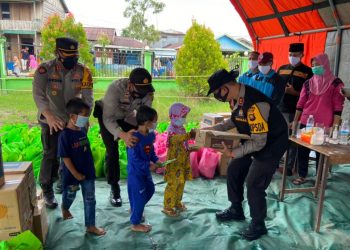 Tinjau Kebakaran di Mendahara, Kapolda Bagikan Bantuan Sembako warga Korban Kebakaran dan 200 Swab Antigen