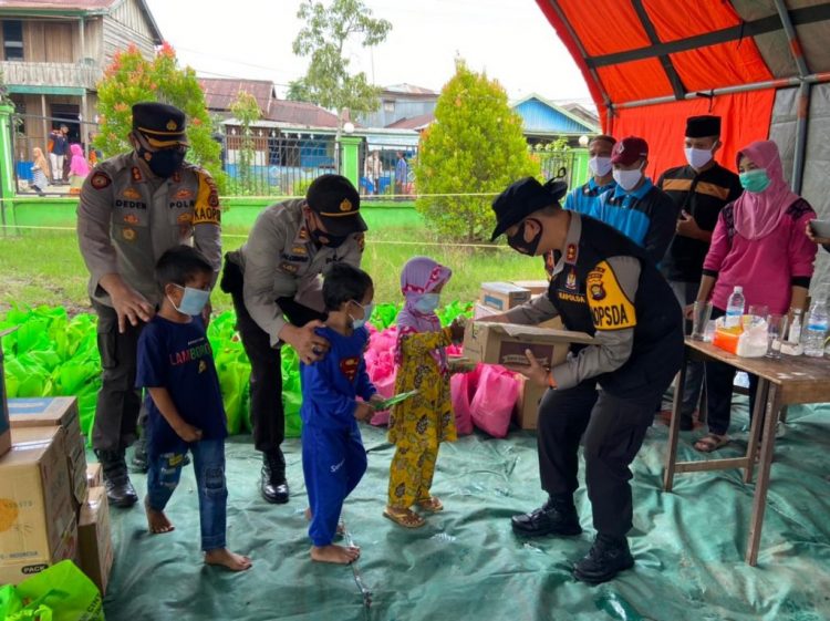 Tinjau Kebakaran di Mendahara, Kapolda Bagikan Bantuan Sembako warga Korban Kebakaran dan 200 Swab Antigen