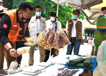 Tinjau Pasar Inpres ,Bupati Kampar Cek Harga dan Belanja Sayuran di Kaki Lima