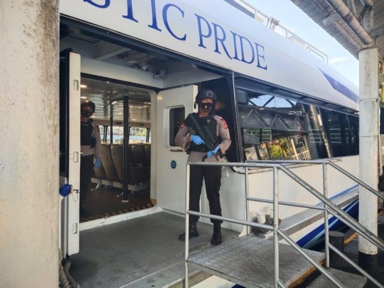 Unit Jibom Detasemen Gegana Satbrimob Polda Kepri Sterilisasi Kapal Fery Batam – Singapura Dalam Rangka Pengamanan Pemulangan Pekerja Migran Indonesia