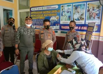 Wakapolres Pangkep Pantau Vaksinasi Massal di Puskesmas Liukang Tupabbiring.