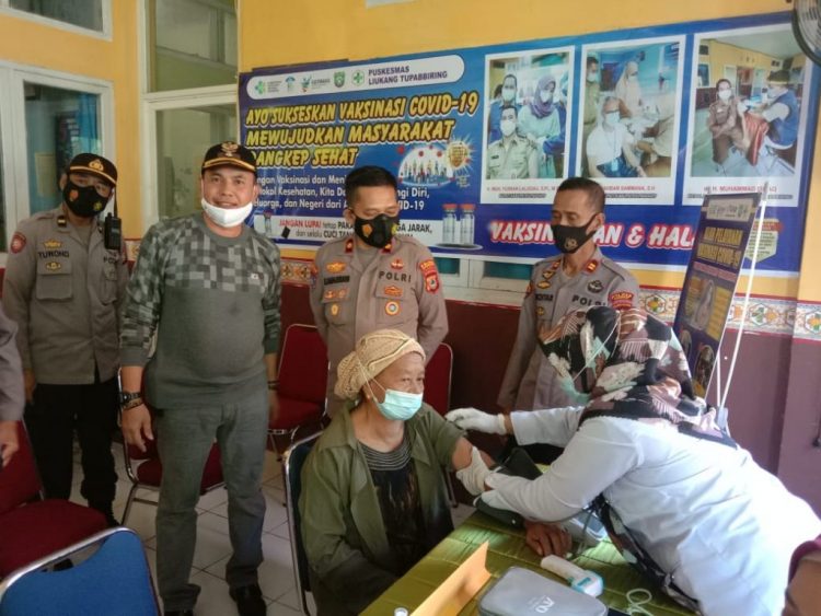 Wakapolres Pangkep Pantau Vaksinasi Massal di Puskesmas Liukang Tupabbiring.