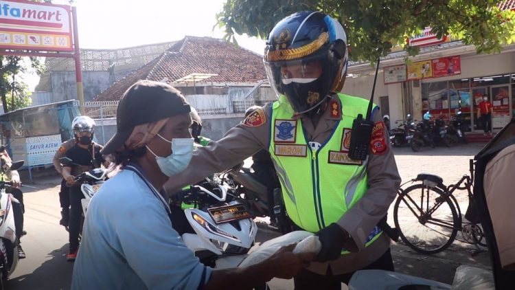 100 Kantung Beras, di Bagikan Dalam Rangka PPKM Darurat, Sinergitas Kapolres Cirebon Kota dan Dandim 0614 Kota Cirebon.