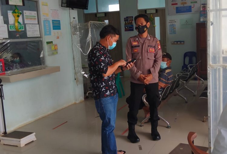 Anggota Polsek Toba Sosialisasikan Protokol Kesehatan kepada Warga