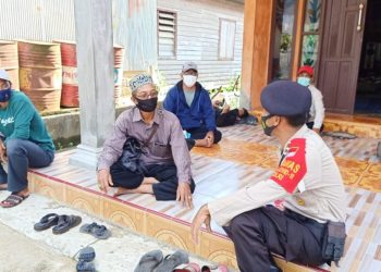 Bagikan Masker, Personel Polsek Karau Kuala Imbau Warga Selalu Patuhi Prokes
