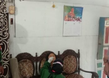 Bhabinkamtibmas Polsek Enrekang dan Babinsa Dampingi Tim Tracer Covid-19 Lakukan Tracing
