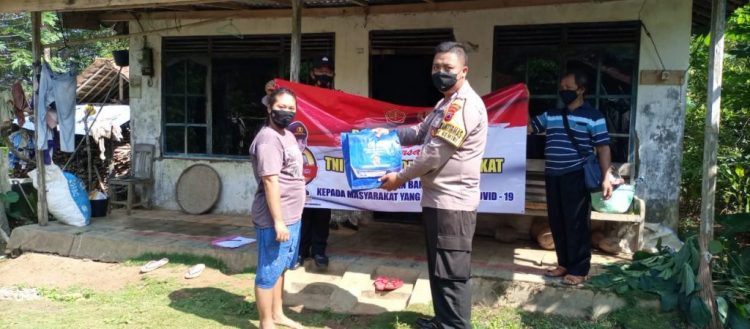 Bhabinkamtibmas Polsek Kemiri Menyalurkan Sembako Dari Aslog Polri
