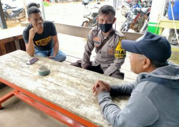 Bripka Hendra Irawan Berikan Pemahaman Kepada Warga Agar Selalu Menggunakan Masker