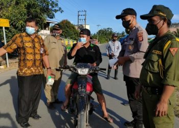 Cegah Penyebaran Covid-19, Polsek Marang Kayu Bersama Pos Koramil Marang Kayu Dan Satpol PP Gelar Operasi Yustisi Bagikan Masker Kepada Masyarakat