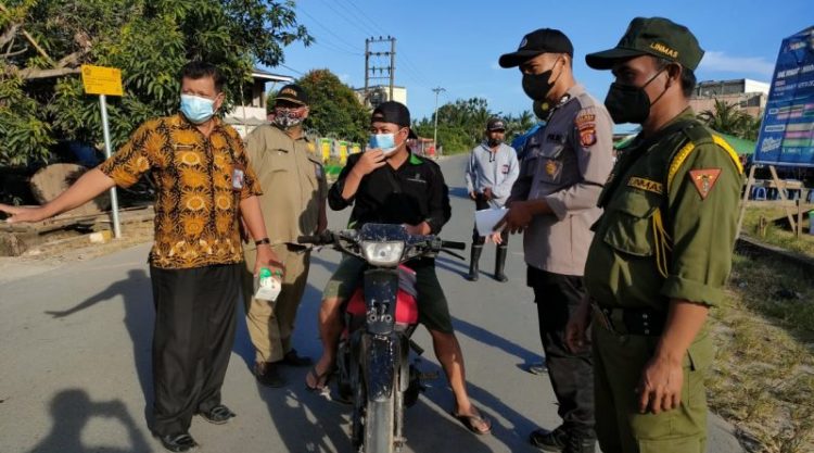 Cegah Penyebaran Covid-19, Polsek Marang Kayu Bersama Pos Koramil Marang Kayu Dan Satpol PP Gelar Operasi Yustisi Bagikan Masker Kepada Masyarakat