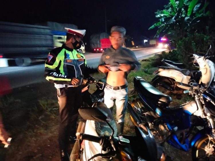 Ciptakan Kamtibmas yang kondusif saat PPKM Mikro, Polsek Simpang Empat lakukan Patroli Cipkon