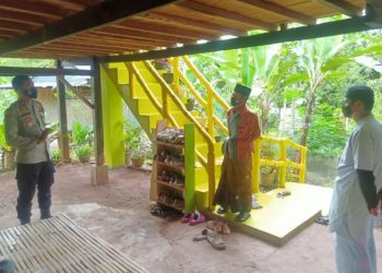 Dampingi Kapolsek Baraka Dan Tracing Covid-19 Bhabinkamtibmas Lakukan Pelacakan Kontak Erat Pasien Covid-19