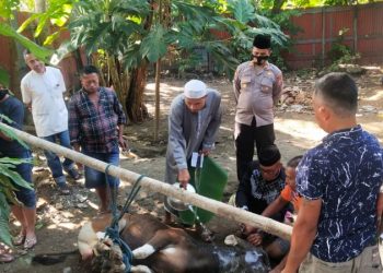 Door To Door, Polsek Bajeng Gowa Bagikan Daging Qurban Kepada Warga Terdampak Covid-19