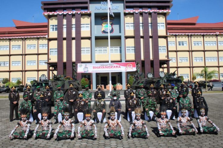 Hari Bhayangkara Ke-75, Kodam XVIII Berikan Surprise Untuk Polda Papua Barat