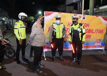 Hari Pertama Penerapan PPKM Darurat, Kapolres Kediri Kota Tinjau Penutupan Tiga  Ruas Jalan Utama