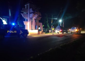 HILANGKAN POTENSI KERUMUNAN WARGA, ANGGOTA POLRES KETAPANG LAKSANAKAN PENYEKATAN DI SEPUTAR KOTA KETAPANG