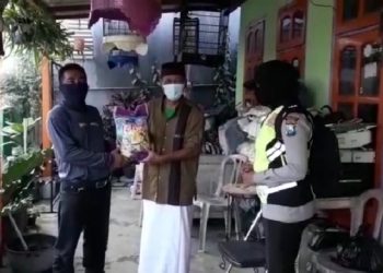 Kanit Binmas Polsek Karangploso menyalurkan Bansos PPKM