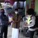 Kanit Binmas Polsek Karangploso menyalurkan Bansos PPKM