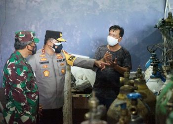Kapolda Papua Barat dan Pangdam XVIII Kasuari Mengecek Ketersediaan Stok Tabung Oksigen untuk Pasien Covid-19