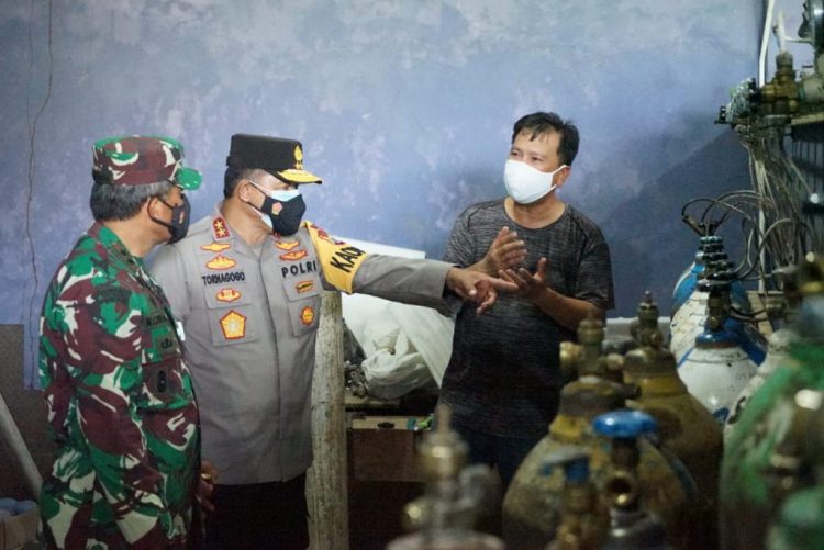 Kapolda Papua Barat dan Pangdam XVIII Kasuari Mengecek Ketersediaan Stok Tabung Oksigen untuk Pasien Covid-19