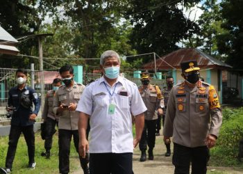Kapolda Papua Barat Meninjau Pelaksanaan Vaksinasi Massal Dan Berikan Semangat Kepada Warga Yang Isoman