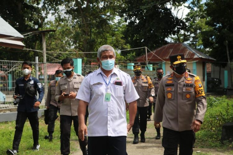 Kapolda Papua Barat Meninjau Pelaksanaan Vaksinasi Massal Dan Berikan Semangat Kepada Warga Yang Isoman