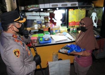 Kapolres Kediri Kota Bagikan Ratusan Paket Sembako Untuk Pedagang Kaki Lima