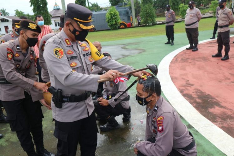 Kapolres Landak pimpin upacara kenaikan pangkat 40 personil