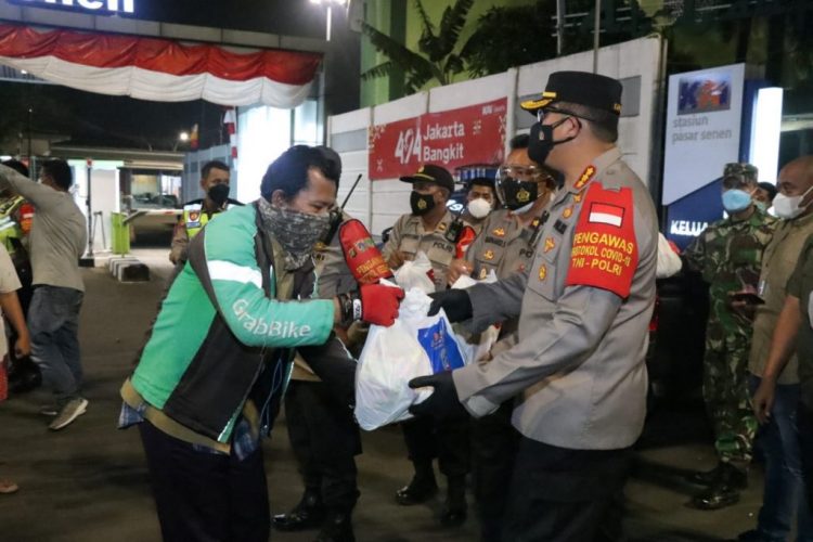 Kapolres Metro Jakarta Pusat dan Dandim 0501 melanjutkan kegiatan pembagian paket sembako kepada masyarakat terdampak PPKM yang di perpanjang dengan istilah level