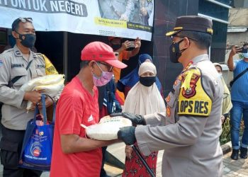 Kapolres Metro Jakarta Timur Berikan Bansos Untuk Warga Isoman