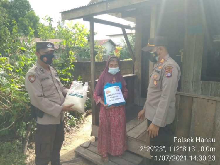 Kapolsek Hanau Serahkan langsung Bantuan Sembako kepada Warga Terdampak Covid-19