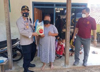 Kapolsek Weleri Serahkan Bantuan Beras Ke 3 Desa di Kecamatan Weleri