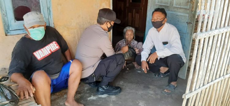Anggota Polsek Bagikan Bansos Polri Peduli Dalam Rangka PPKM Level 4
