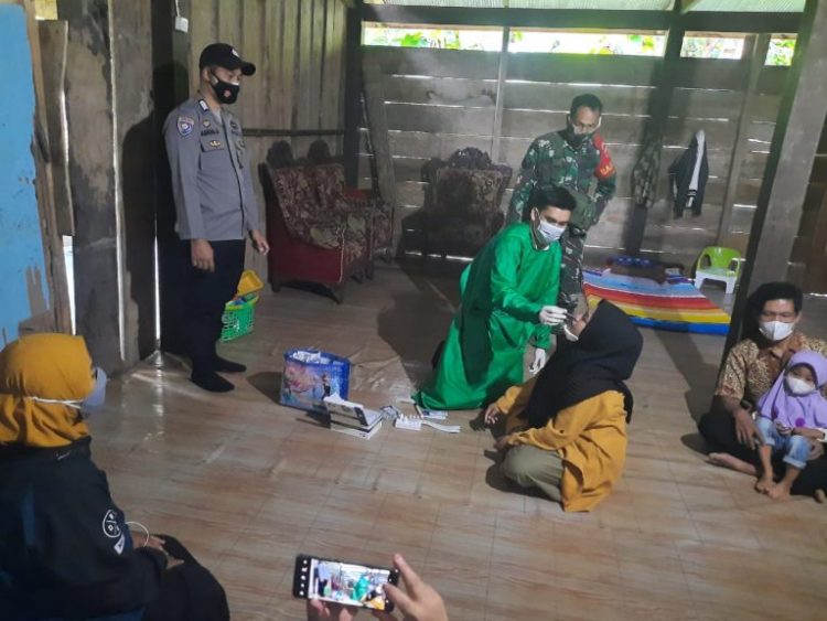 Lakukan Pelacakan Kontak Erat Covid-19, Bhabinkamtibmas Polsek Enrekang damping Tim Tracer