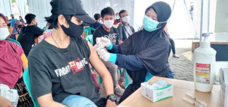 Masifkan Vaksinasi, Dokkes Polres Batang Berdayakan Mahasiswi Keperawatan Jadi Relawan Vaksinator