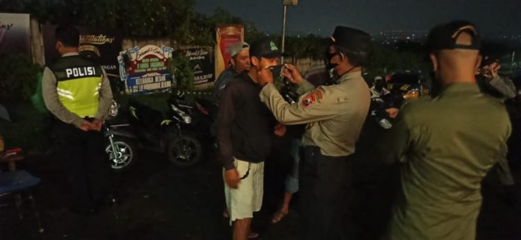 Ops Yustisi, Kunjungi Cafe Yang Masih Rame, Bagikan Masker Gratis dan Berikan Edukasi Prokes