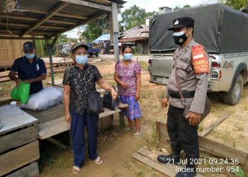 Patroli Kamtibmas, Bripka Mario Sosialisasikan Kepatuhan Protokol Kesehatan