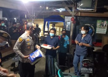 Patroli Melakukan Skala Besar Bagikan Bansos, TNI-Polri Cek Kepatuhan Prokes Warga