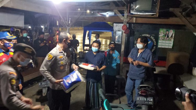 Patroli Melakukan Skala Besar Bagikan Bansos, TNI-Polri Cek Kepatuhan Prokes Warga