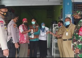 Peduli Kesehatan Warga, TNI-Polri bersama Kecamatan dan Puskesmas Banyuputih Bagikan Vitamin