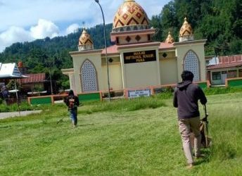 Peduli lingkungan, Bhabinkamtibmas Polsek Alla Kerja Bakti Bersama Warga