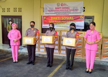 Peringati HUT Ke -73 dan HKGB ke – 69, Polwan Dan Bhayangkari Bagikan 168 Paket Sembako