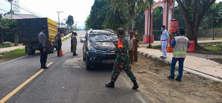Petugas Gabungan Lakukan Penyekatan di Perbatasan