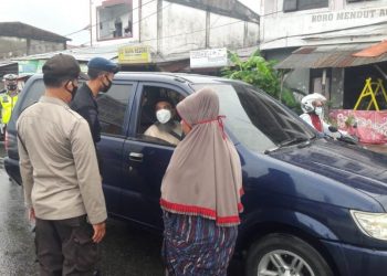 Petugas Posko Penyekatan PPKM Mikro Level 4 Lambaro Perintah 20 Sepmor Putar Balik