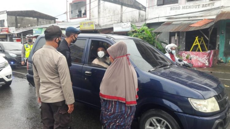 Petugas Posko Penyekatan PPKM Mikro Level 4 Lambaro Perintah 20 Sepmor Putar Balik