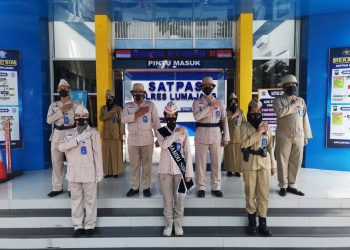 Petugas Satpas Layani Pemohon SIM Dengan Seragam Polisi Jaman Dulu Sambil Bagikan Hadiah